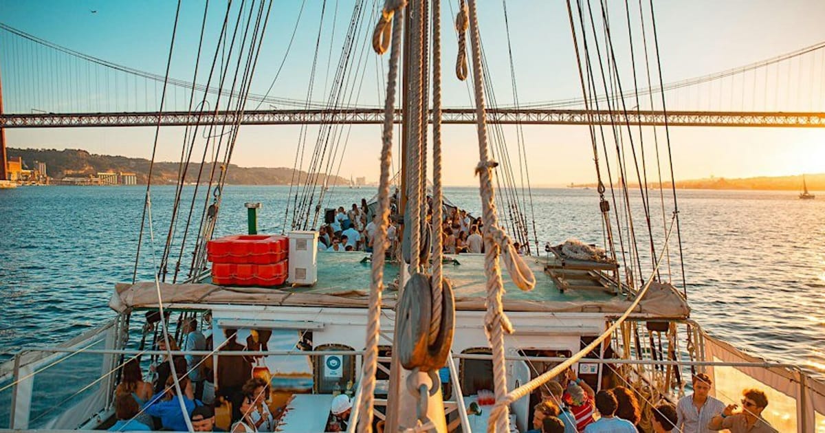 Lisbon: Sunset Boat Party with 2 Drinks and Free Club Entry, Lisbon